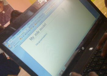 Jóvenes estudiantes aprendiendo con computadoras en un aula de tecnología