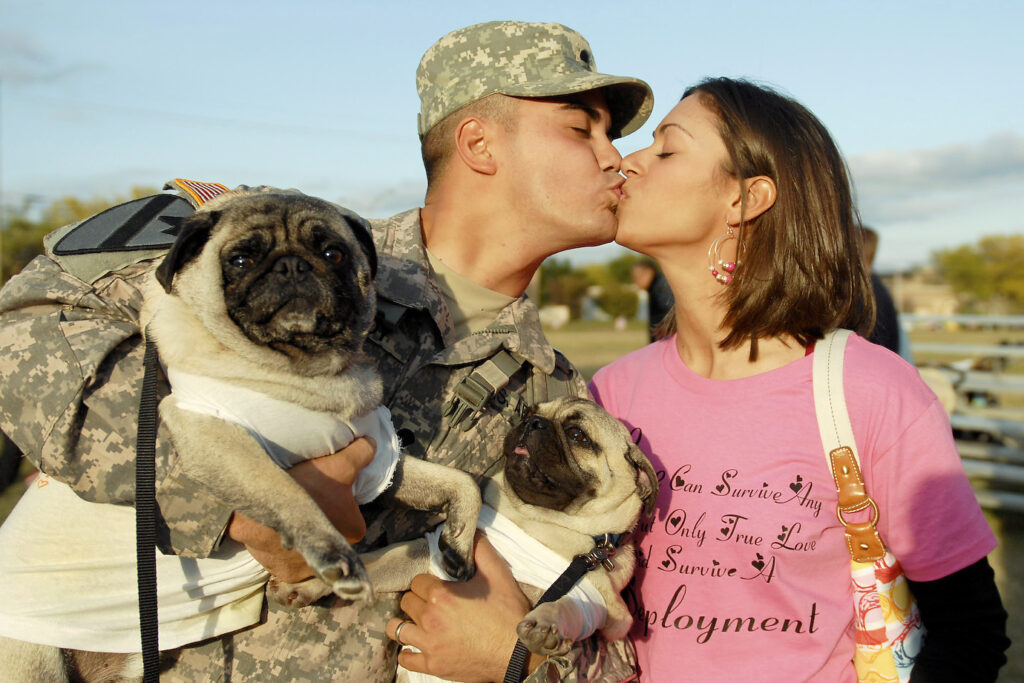 Familia de un militar estadounidense durante una ceremonia de bienvenida