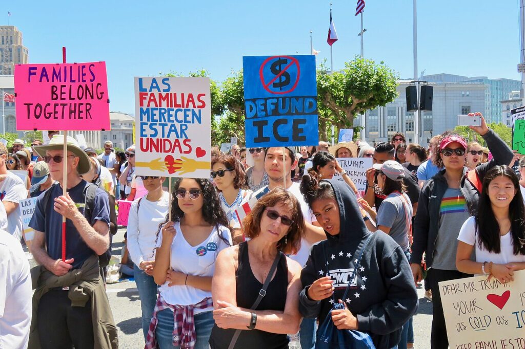 Familias latinas participan en una concentración comunitaria en Estados Unidos