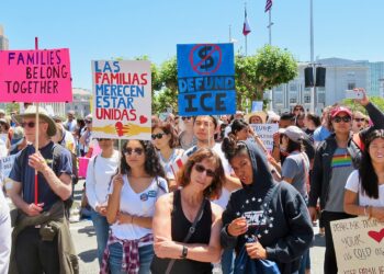 Familias latinas participan en una concentración comunitaria en Estados Unidos