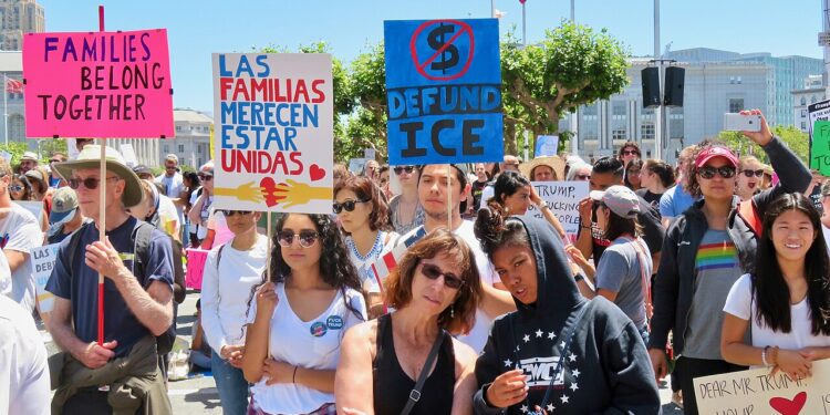 Familias latinas participan en una concentración comunitaria en Estados Unidos