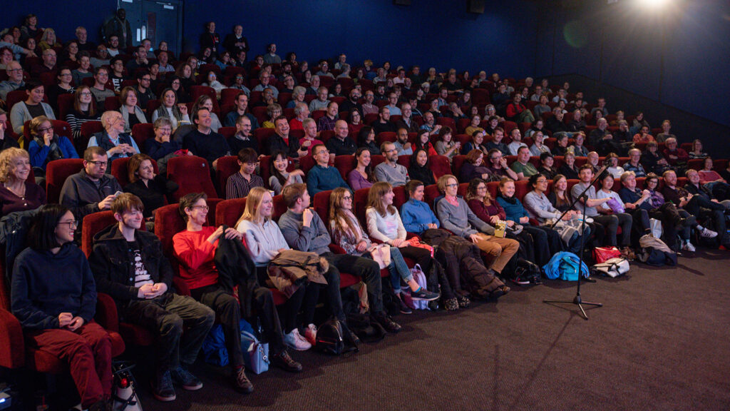 Público reunido en una sala durante un festival de cine