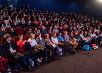 Público reunido en una sala durante un festival de cine