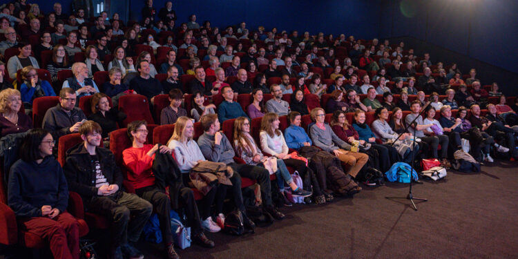 Público reunido en una sala durante un festival de cine