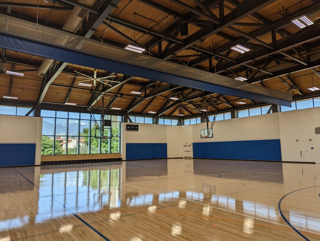 Cancha de baloncesto techada dentro de un centro de recreación