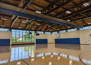 Cancha de baloncesto techada dentro de un centro de recreación