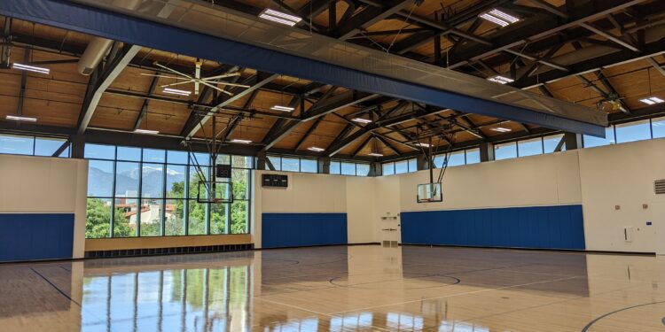 Cancha de baloncesto techada dentro de un centro de recreación