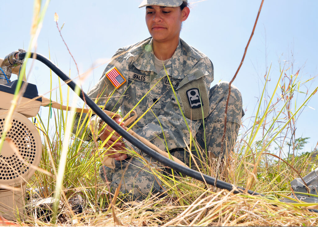 Una integrante de la Guardia Nacional de Puerto Rico trabaja en la extracción y purificación de agua de un embalse