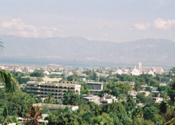 Vista de una ciudad en Haití, país al que Estados Unidos reanudó los vuelos de deportación