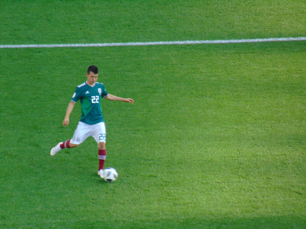 El futbolista mexicano Hirving Chucky Lozano en un partido de la selección