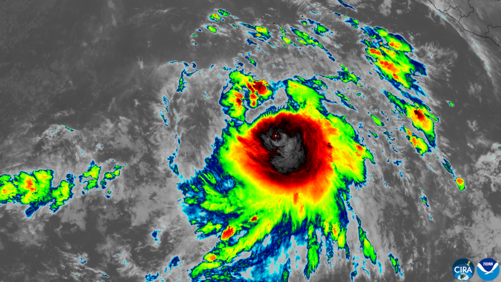 Imagen satelital de un huracán girando en el océano Pacífico cerca de Hawái