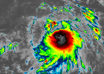 Imagen satelital de un huracán girando en el océano Pacífico cerca de Hawái