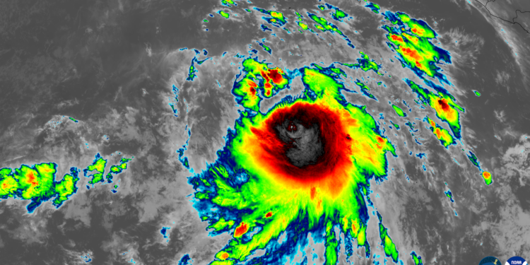 Imagen satelital de un huracán girando en el océano Pacífico cerca de Hawái