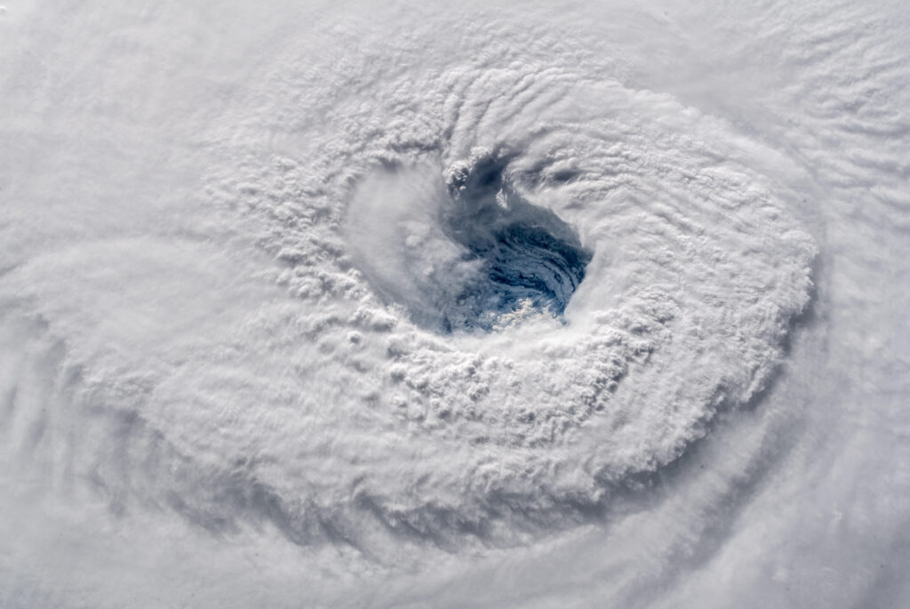 Imagen satelital de un huracán en el océano Atlántico