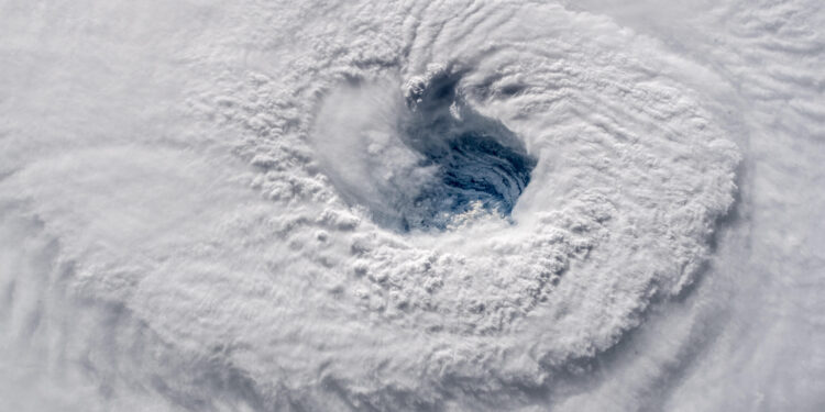 Imagen satelital de un huracán en el océano Atlántico