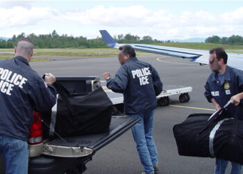 Agentes de Inmigración y Control de Aduanas de Estados Unidos en un operativo