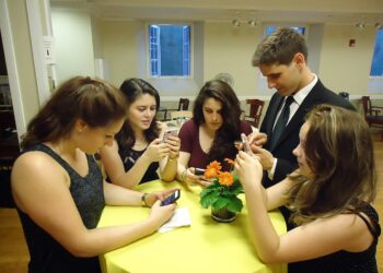 Grupo de jóvenes usando teléfonos inteligentes y redes sociales