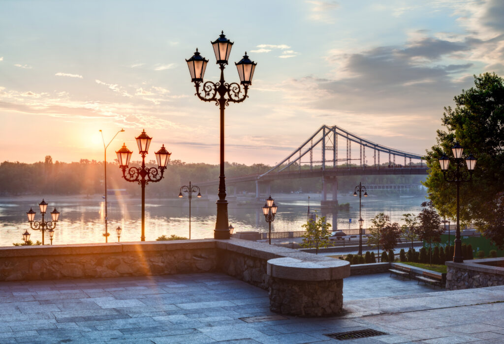 Panorámica de la ciudad de Kiev, Ucrania, al amanecer sobre el río Dniéper