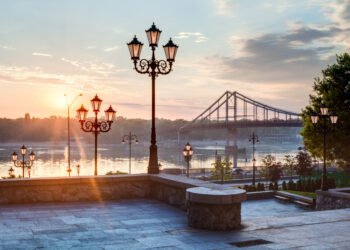 Panorámica de la ciudad de Kiev, Ucrania, al amanecer sobre el río Dniéper