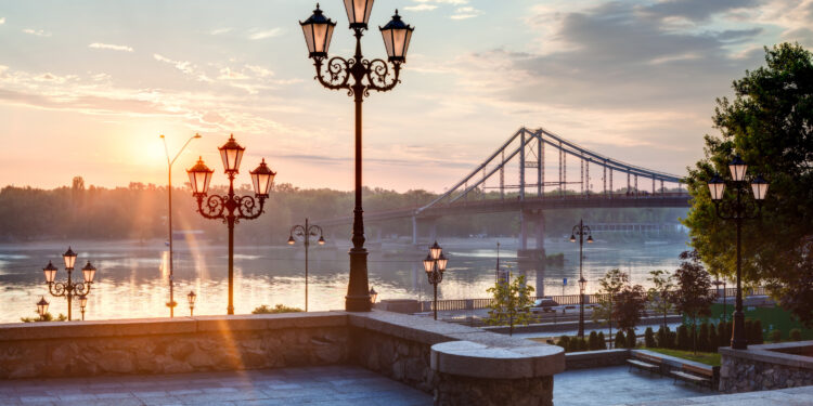 Panorámica de la ciudad de Kiev, Ucrania, al amanecer sobre el río Dniéper