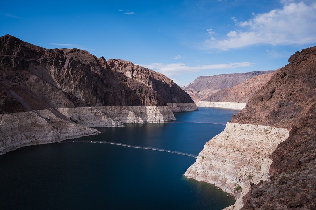 El lago Mead muestra un marcado anillo blanco en sus paredes rocosas por el bajo nivel del agua