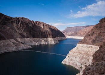 El lago Mead muestra un marcado anillo blanco en sus paredes rocosas por el bajo nivel del agua