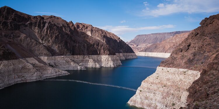 El lago Mead muestra un marcado anillo blanco en sus paredes rocosas por el bajo nivel del agua
