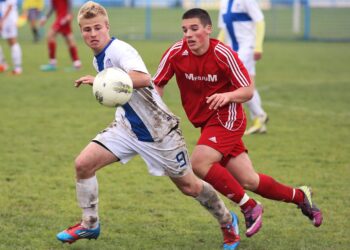 Jugadores disputan el balón en un partido de fútbol
