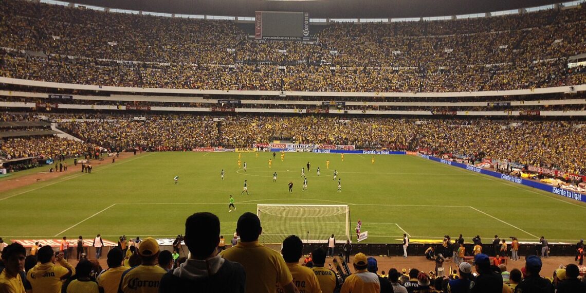 Partido de fútbol en un estadio lleno en México