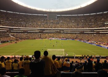 Partido de fútbol en un estadio lleno en México