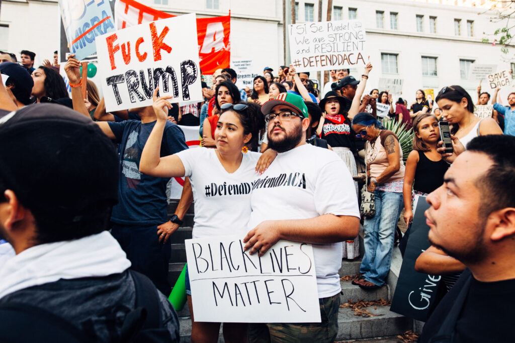 Personas en una manifestación a favor de los derechos de los inmigrantes