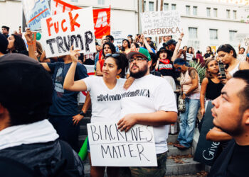 Personas en una manifestación a favor de los derechos de los inmigrantes