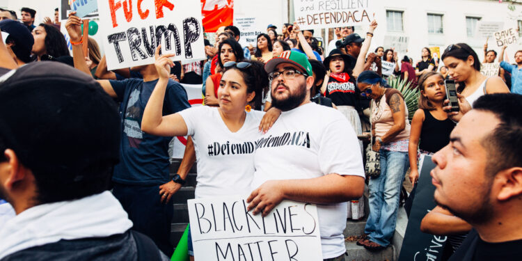 Personas en una manifestación a favor de los derechos de los inmigrantes