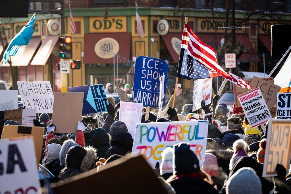 Multitud marcha en apoyo a los derechos de los inmigrantes