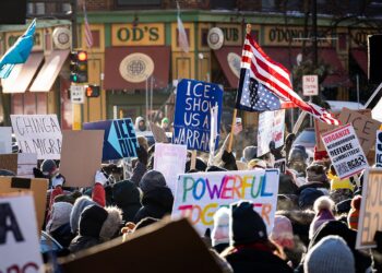 Multitud marcha en apoyo a los derechos de los inmigrantes