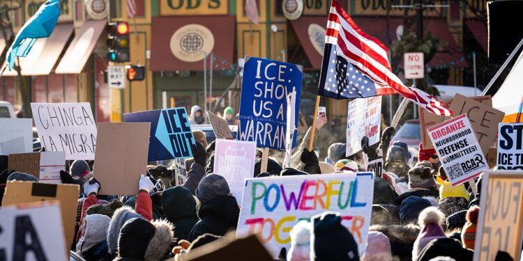 Multitud marcha en apoyo a los derechos de los inmigrantes