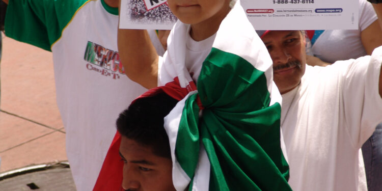 Personas marchan por los derechos de los inmigrantes en Los Ángeles