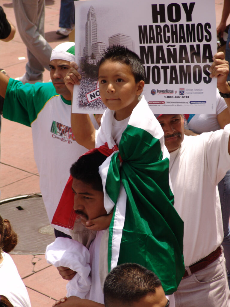 Personas marchan por los derechos de los inmigrantes en Los Ángeles