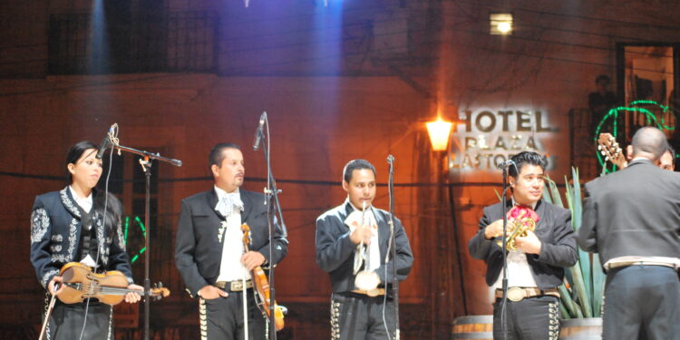 Integrantes de un grupo de mariachi interpretando música mexicana en un festival