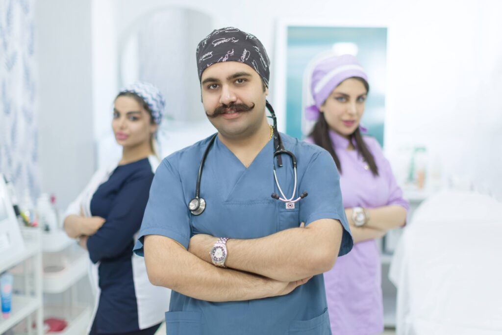Un médico acompañado de su equipo clínico en un consultorio