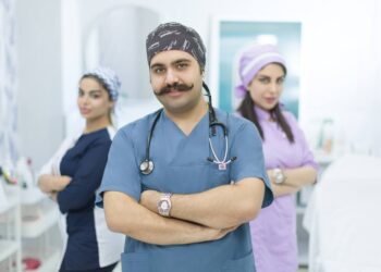 Un médico acompañado de su equipo clínico en un consultorio