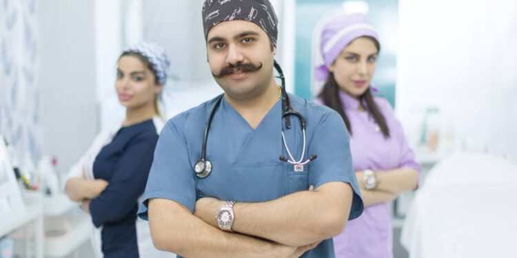 Un médico acompañado de su equipo clínico en un consultorio