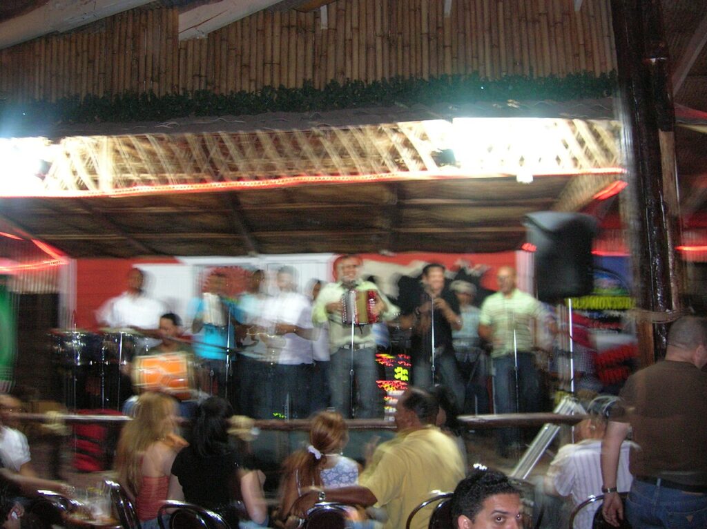 Músicos interpretan merengue, género tradicional de la República Dominicana