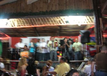 Músicos interpretan merengue, género tradicional de la República Dominicana