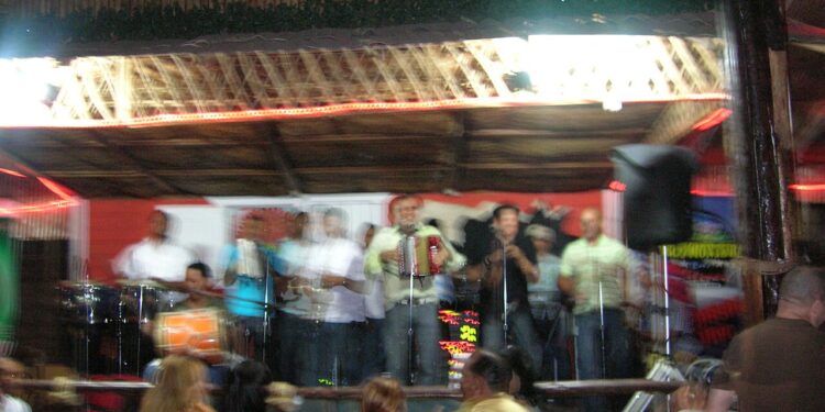 Músicos interpretan merengue, género tradicional de la República Dominicana