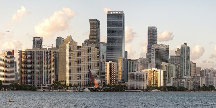 Vista del horizonte del centro de Miami, Florida