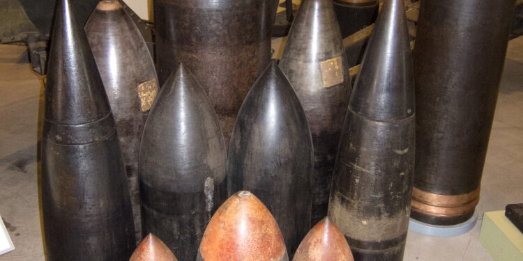 Proyectiles de artillería apilados en un almacén militar