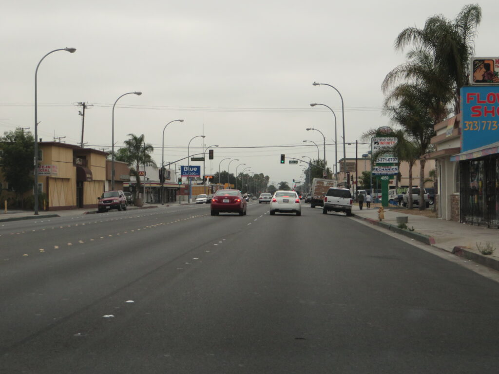 Calle comercial con pequeños negocios en Maywood, una ciudad de mayoría latina en el condado de Los Ángeles