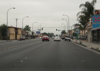 Calle comercial con pequeños negocios en Maywood, una ciudad de mayoría latina en el condado de Los Ángeles
