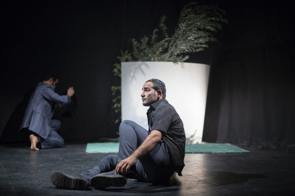 Actor durante una presentación de teatro en un escenario